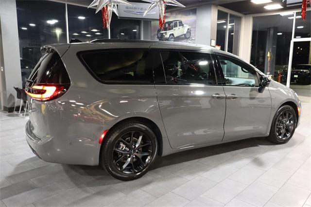 Photo of 2024 Ceramic Gray Clearcoat Chrysler Pacifica