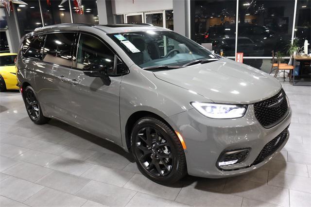 Photo of 2024 Ceramic Gray Clearcoat Chrysler Pacifica