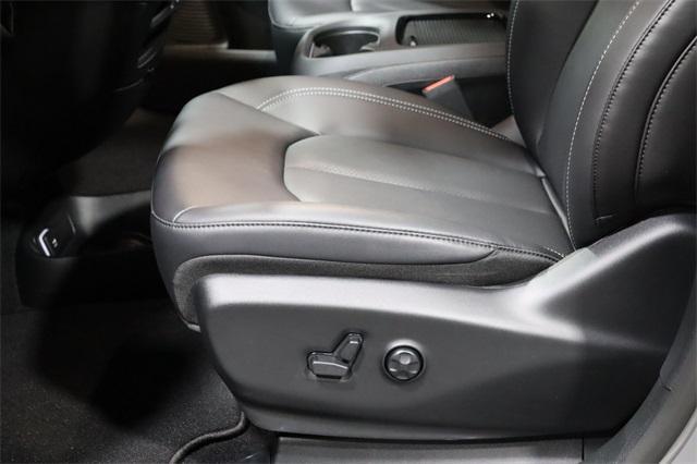 Photo of 2024 Ceramic Gray Clearcoat Chrysler Pacifica