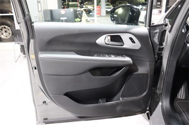 Photo of 2024 Ceramic Gray Clearcoat Chrysler Pacifica