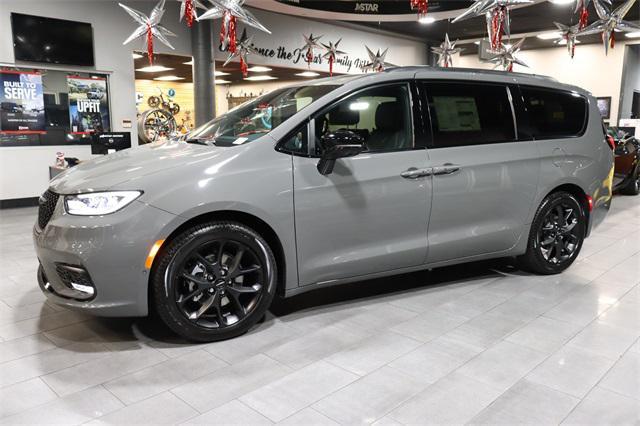 Photo of 2024 Ceramic Gray Clearcoat Chrysler Pacifica