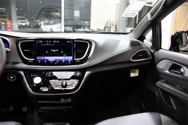 Photo of 2024 Ceramic Gray Clearcoat Chrysler Pacifica