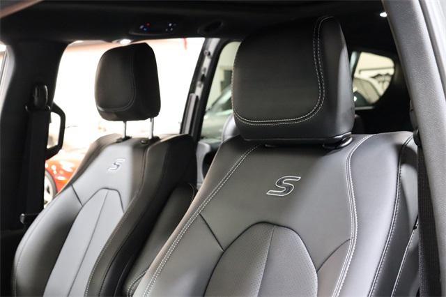 Photo of 2024 Ceramic Gray Clearcoat Chrysler Pacifica