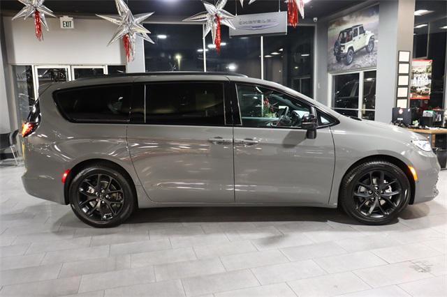 Photo of 2024 Ceramic Gray Clearcoat Chrysler Pacifica