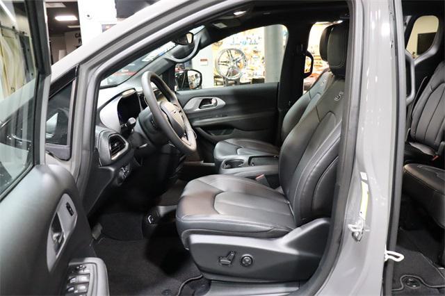 Photo of 2024 Ceramic Gray Clearcoat Chrysler Pacifica