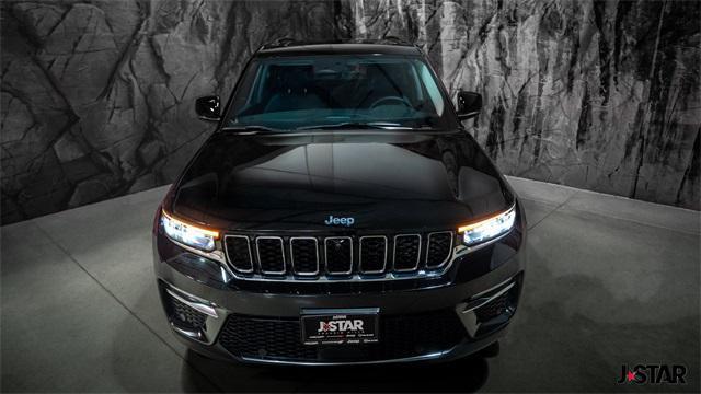 Photo of 2023 Diamond Black Crystal Pearlcoat Jeep Grand Cherokee 4xe