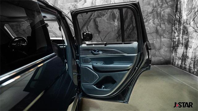 Photo of 2023 Diamond Black Crystal Pearlcoat Jeep Grand Cherokee 4xe