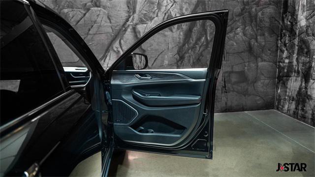 Photo of 2023 Diamond Black Crystal Pearlcoat Jeep Grand Cherokee 4xe