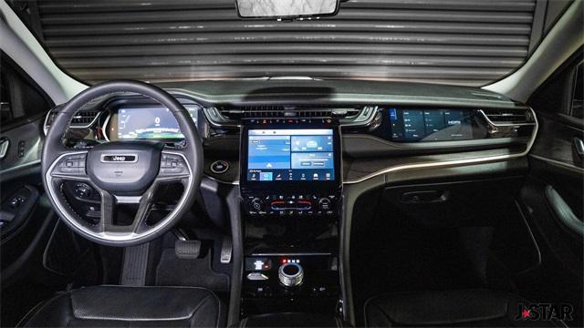 Photo of 2023 Diamond Black Crystal Pearlcoat Jeep Grand Cherokee 4xe