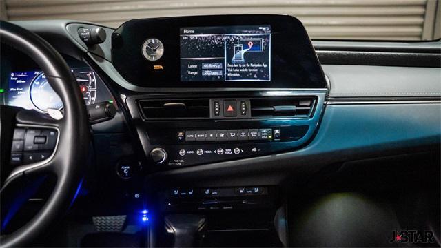 Photo of 2022 Black Lexus ES 300h