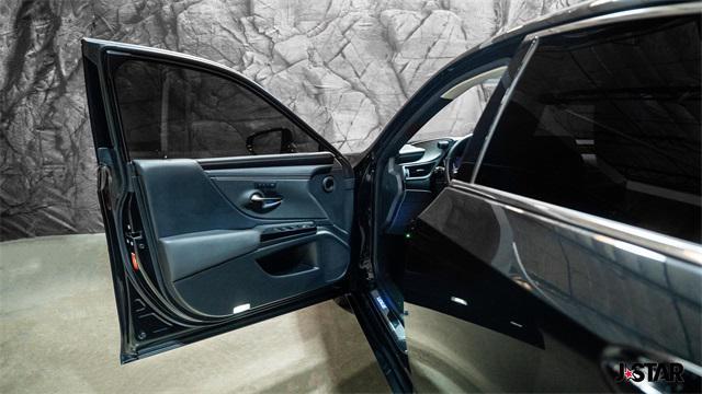 Photo of 2022 Black Lexus ES 300h