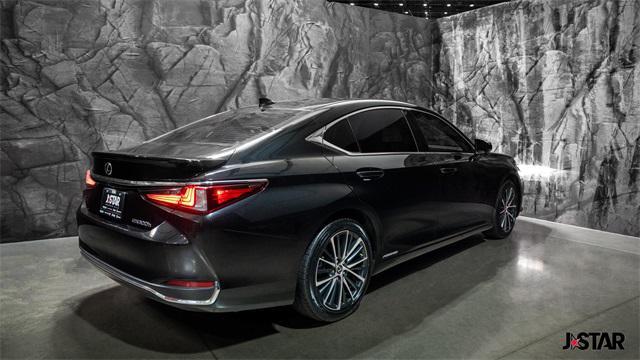 Photo of 2022 Black Lexus ES 300h