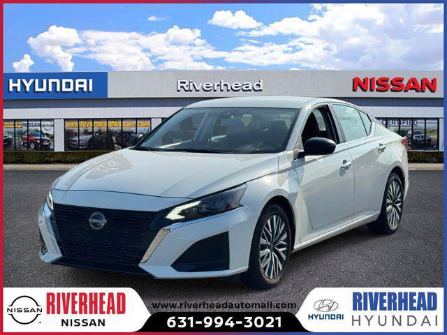 Photo of 2025 Glacier White Nissan Altima
