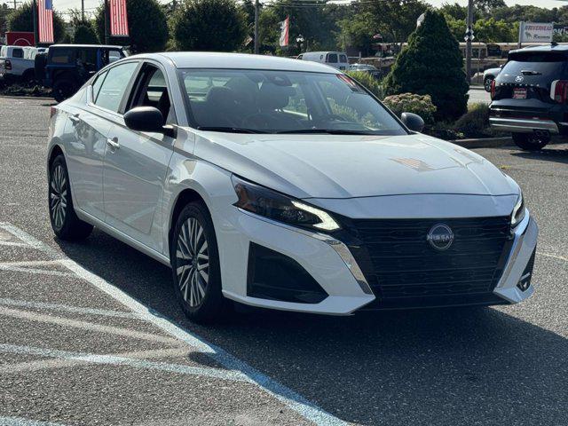 Photo of 2025 Glacier White Nissan Altima