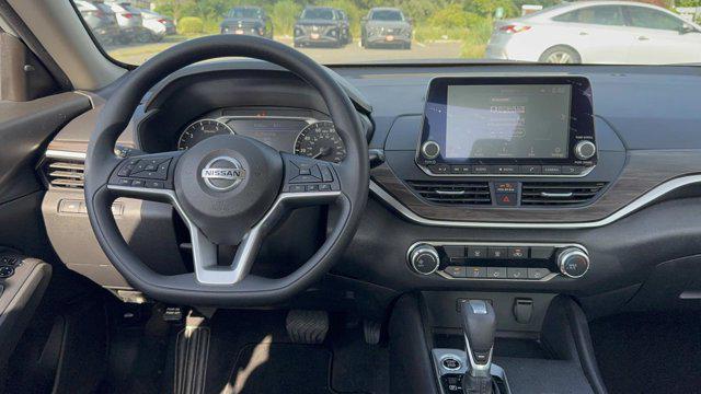Photo of 2025 Glacier White Nissan Altima