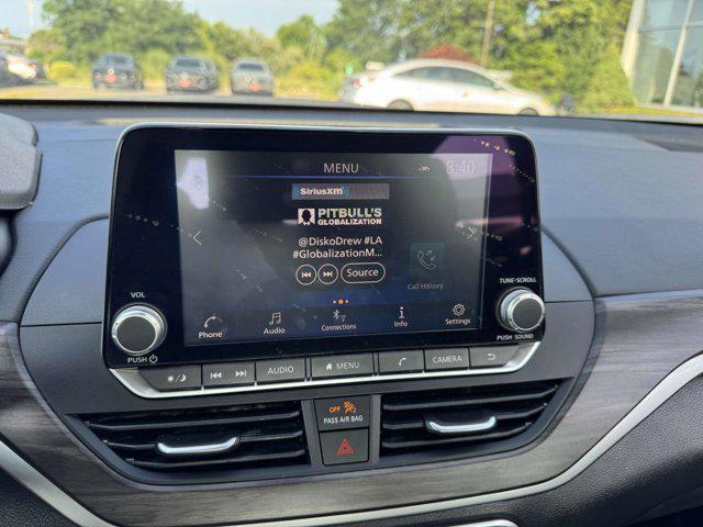 Photo of 2025 Glacier White Nissan Altima