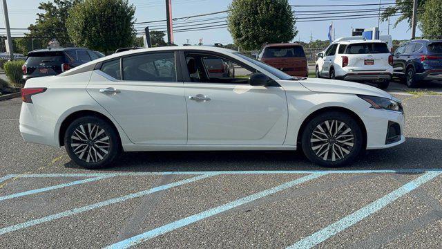 Photo of 2025 Glacier White Nissan Altima