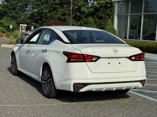 Photo of 2025 Glacier White Nissan Altima
