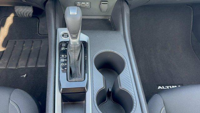 Photo of 2025 Glacier White Nissan Altima