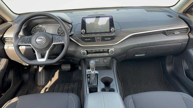 Photo of 2025 Glacier White Nissan Altima