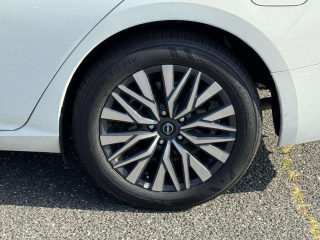 Photo of 2025 Glacier White Nissan Altima
