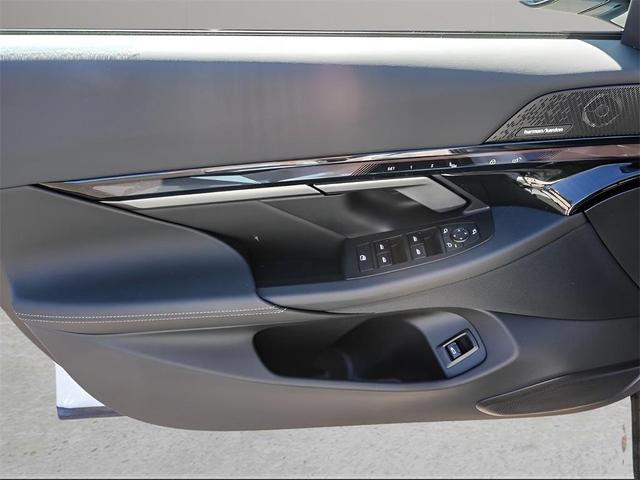 Photo of 2025 Alpine White BMW i5
