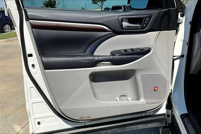 Photo of 2015 Blizzard Pearl Toyota Highlander