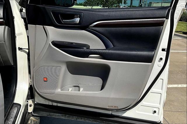 Photo of 2015 Blizzard Pearl Toyota Highlander