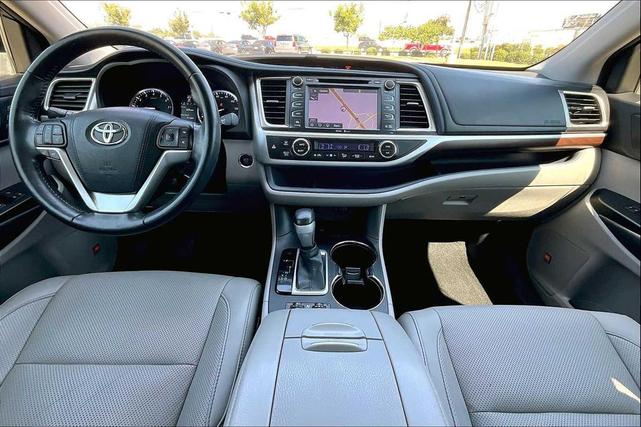 Photo of 2015 Blizzard Pearl Toyota Highlander