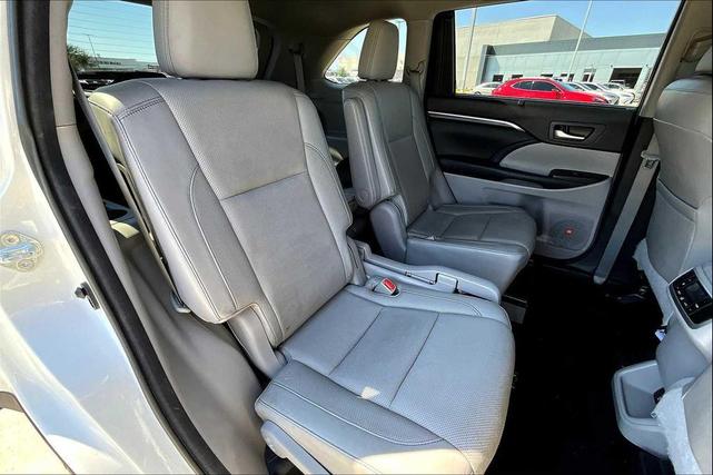 Photo of 2015 Blizzard Pearl Toyota Highlander