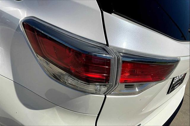 Photo of 2015 Blizzard Pearl Toyota Highlander