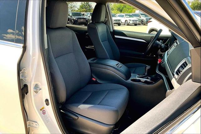 Photo of 2019 Blizzard Pearl Toyota Highlander