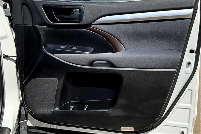 Photo of 2019 Blizzard Pearl Toyota Highlander