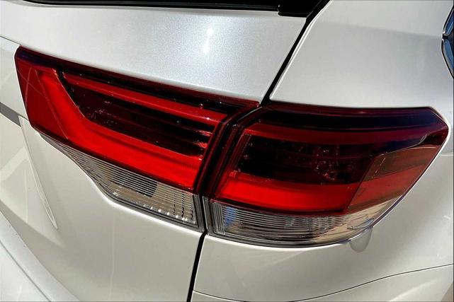 Photo of 2019 Blizzard Pearl Toyota Highlander