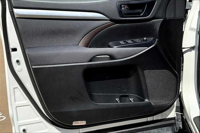 Photo of 2019 Blizzard Pearl Toyota Highlander