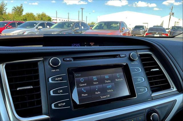 Photo of 2019 Blizzard Pearl Toyota Highlander