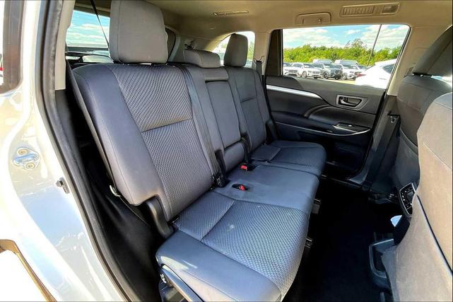 Photo of 2019 Blizzard Pearl Toyota Highlander