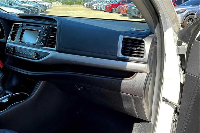 Photo of 2019 Blizzard Pearl Toyota Highlander