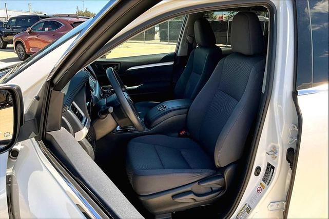 Photo of 2019 Blizzard Pearl Toyota Highlander