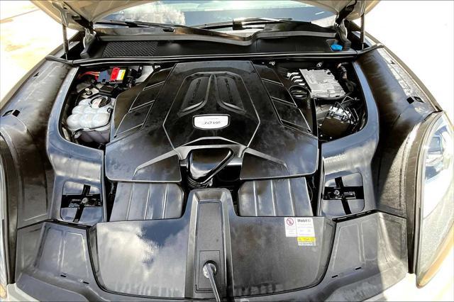 Photo of 2022 Quartzite Grey Metallic Porsche Cayenne