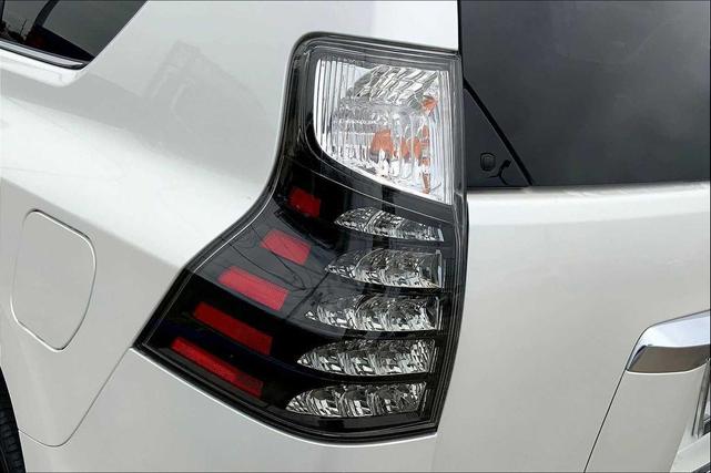 Photo of 2023 Eminent White Pearl Lexus GX 460