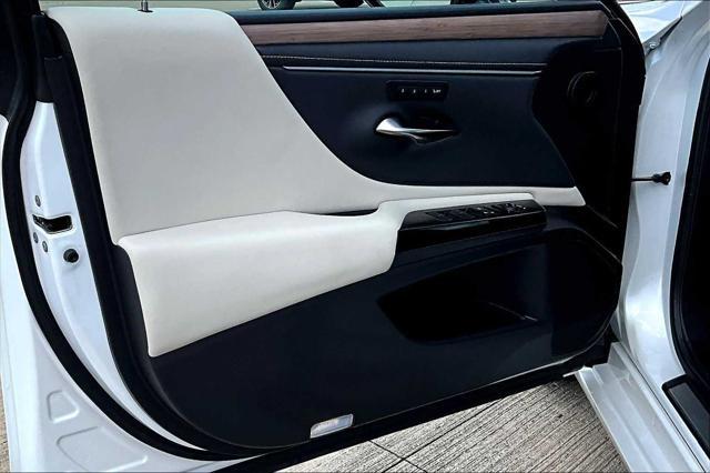 Photo of 2025 Eminent White Pearl Lexus ES 350