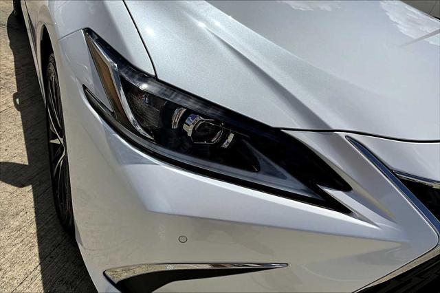Photo of 2025 Eminent White Pearl Lexus ES 350