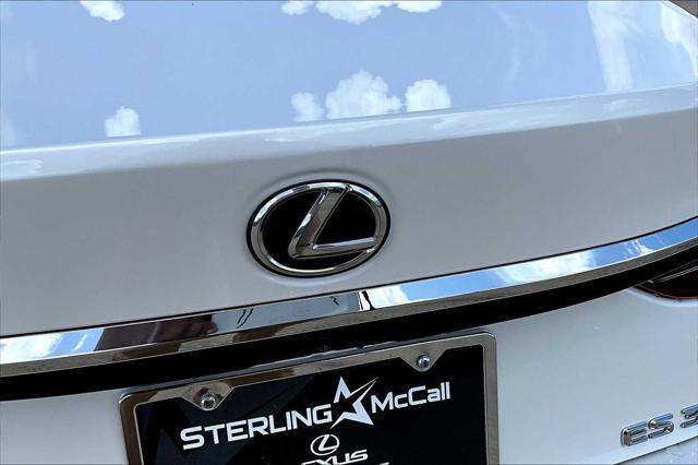 Photo of 2025 Eminent White Pearl Lexus ES 350
