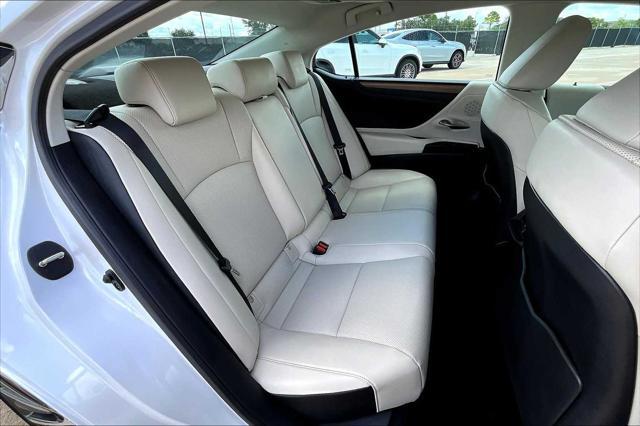 Photo of 2025 Eminent White Pearl Lexus ES 350