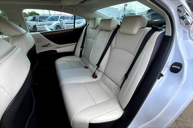 Photo of 2025 Eminent White Pearl Lexus ES 350