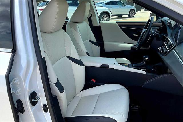Photo of 2025 Eminent White Pearl Lexus ES 350