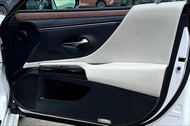 Photo of 2025 Eminent White Pearl Lexus ES 350