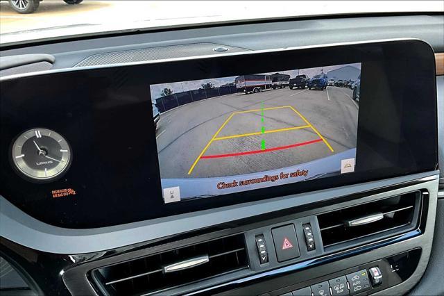 Photo of 2025 Eminent White Pearl Lexus ES 350