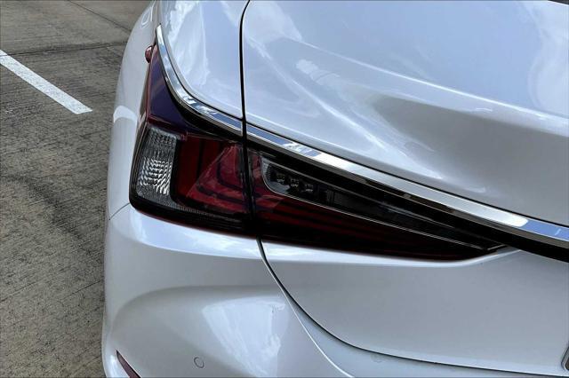 Photo of 2025 Eminent White Pearl Lexus ES 350